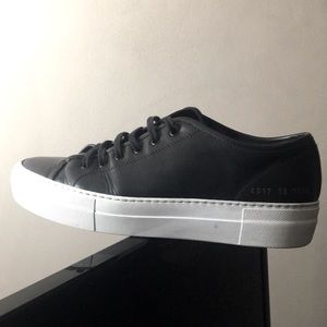 Woman sneakers details referee to the pics